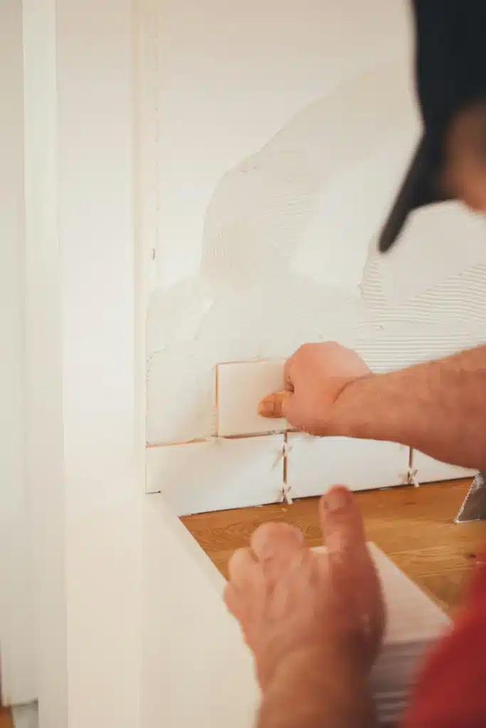 Pose de carrelage dans le cadre d’une rénovation pour un investissement locatif attractif et durable.