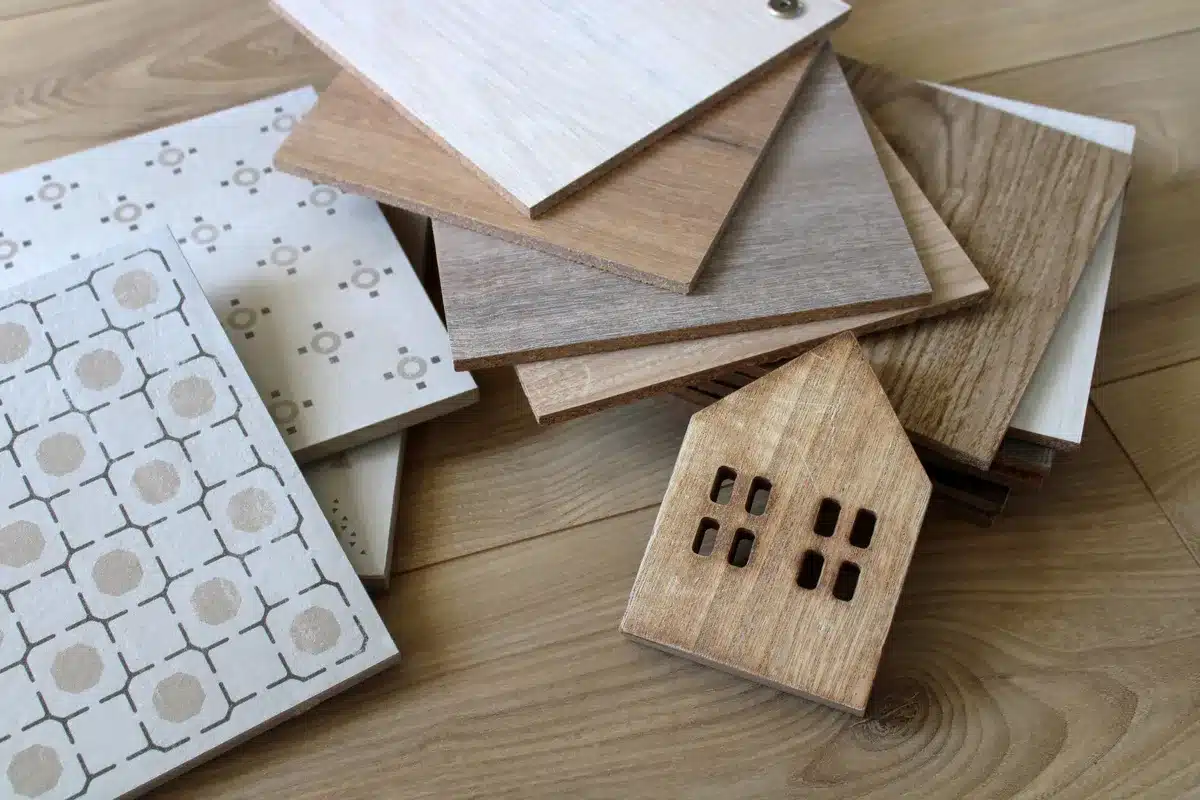 Sélection d’échantillons de revêtements pour une rénovation intérieure réussie : carrelage, parquet et finitions pour sols modernes et esthétiques.

