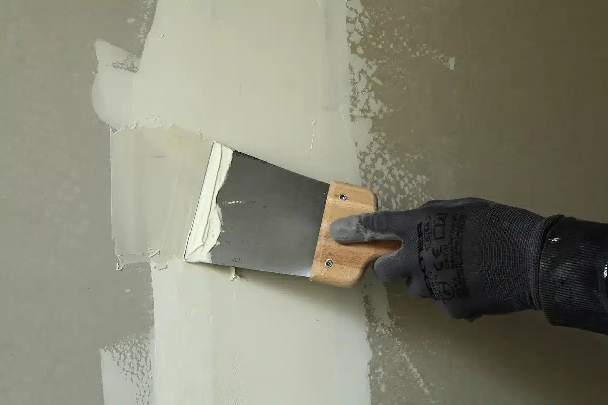 Application d’un enduit sur une cloison pour une finition parfaite lors d’une rénovation intérieure. Étape essentielle pour un intérieur neuf et harmonieux. ​​







